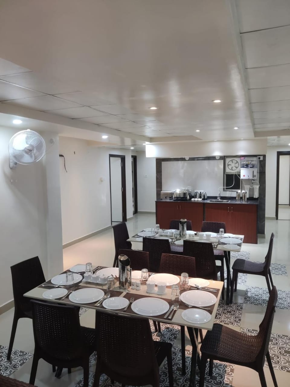 Restaurant/places to eat, Restaurant/places to eat, Seating area, Food
