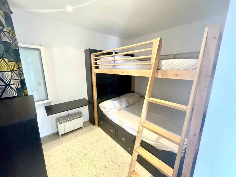 Bedroom, bunk bed