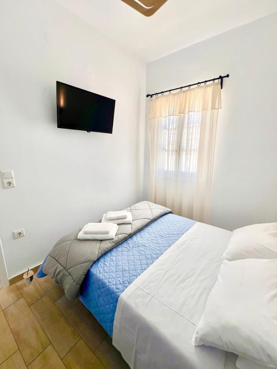 Bed, TV and multimedia, Photo of the whole room, Bedroom, towels
