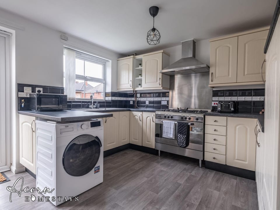 Coffee/tea facilities, Kitchen or kitchenette, oven, stove, toaster, washing machine