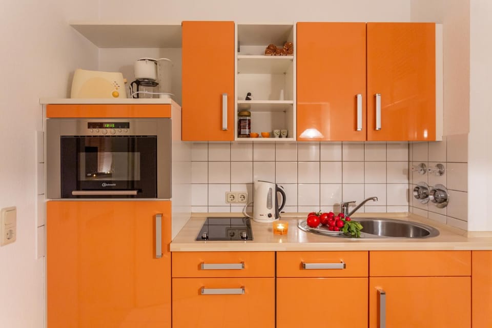 Kitchen or kitchenette, minibar, stove, toaster