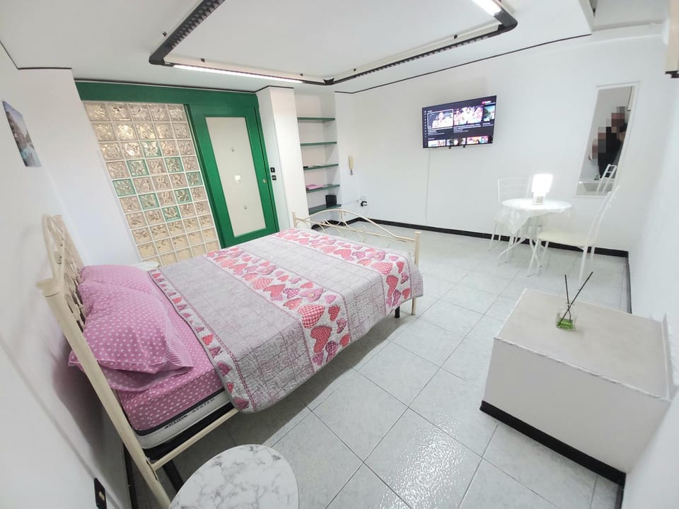 Bed, TV and multimedia, Photo of the whole room, Bedroom