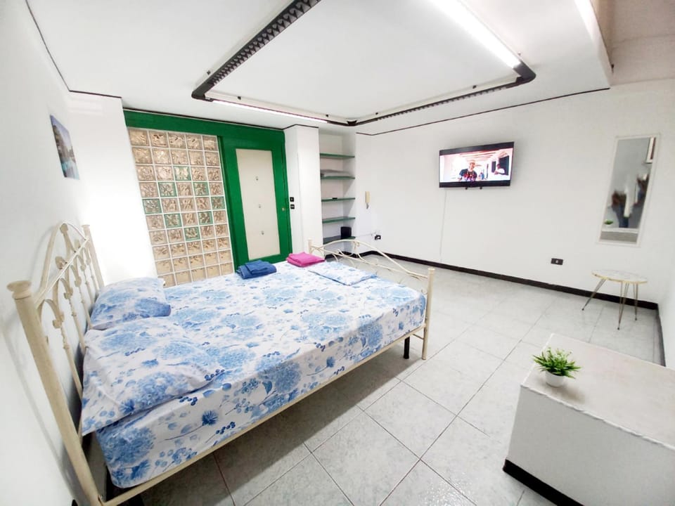 Bed, TV and multimedia, Photo of the whole room, Bedroom