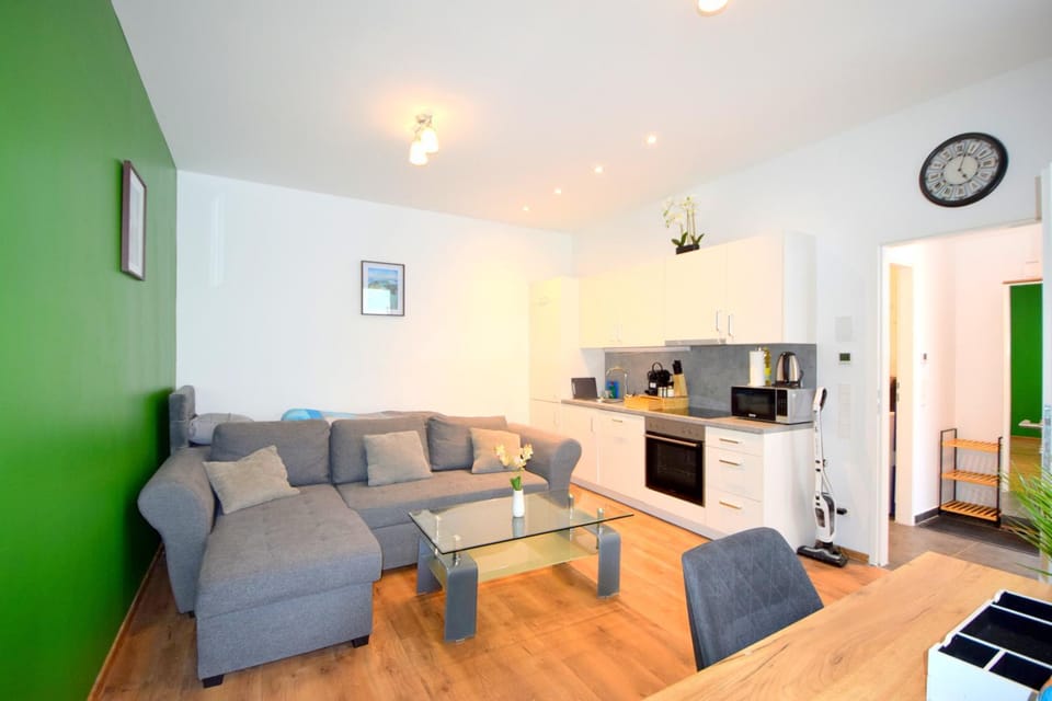 TV and multimedia, Coffee/tea facilities, Kitchen or kitchenette, Living room, Seating area, Dining area, oven, stove, toaster