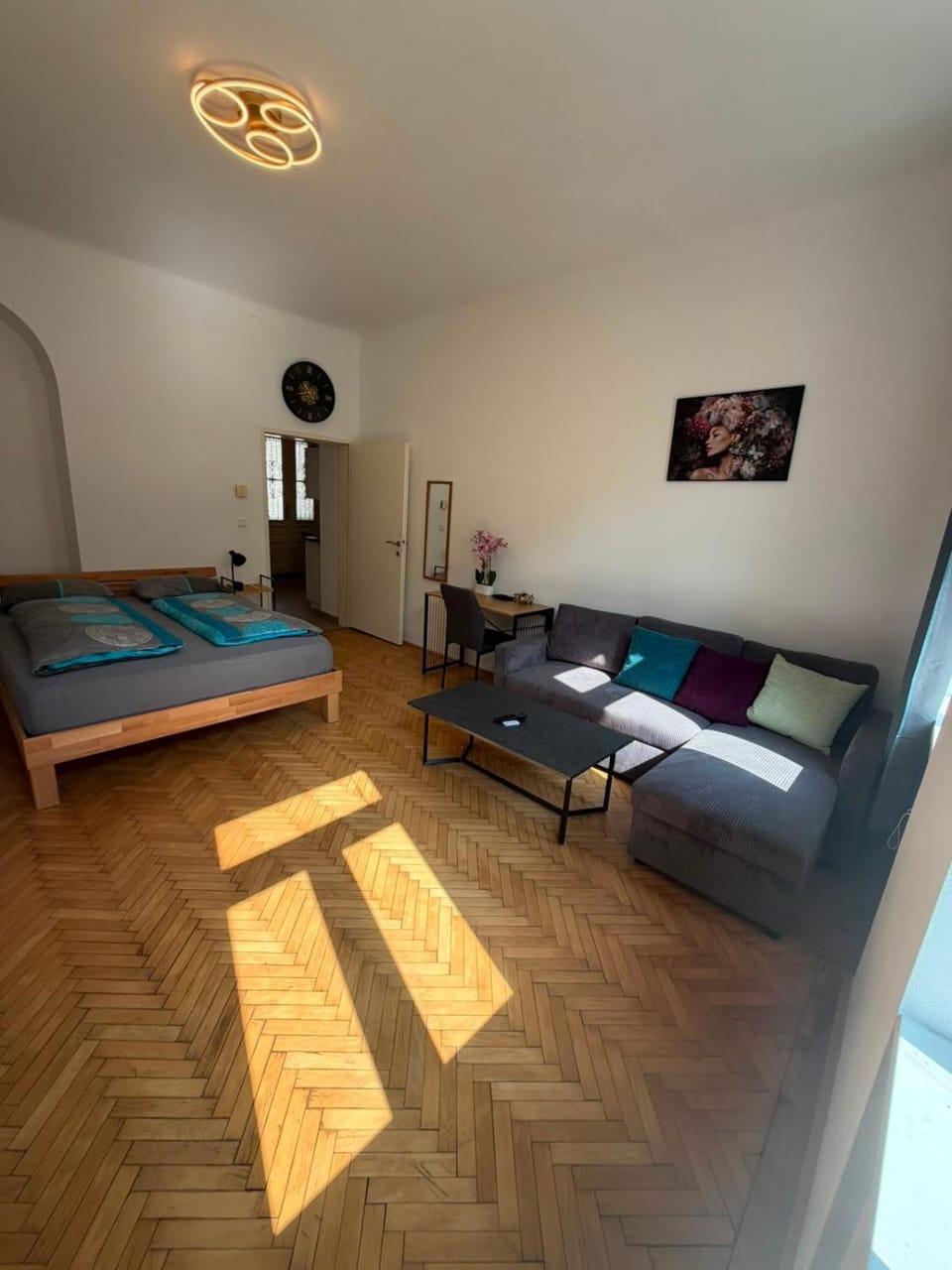 Bed, Photo of the whole room, Seating area