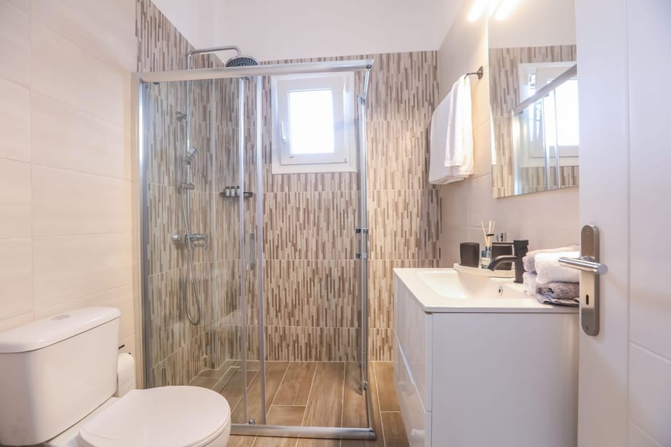 Shower, Toilet, Bathroom, towels