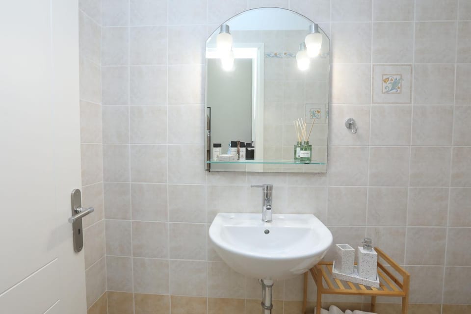 Toilet, towels