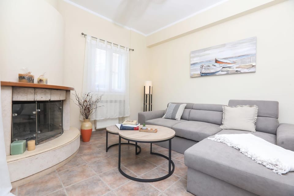 TV and multimedia, Living room, Seating area, internet, air conditioner, air conditioner