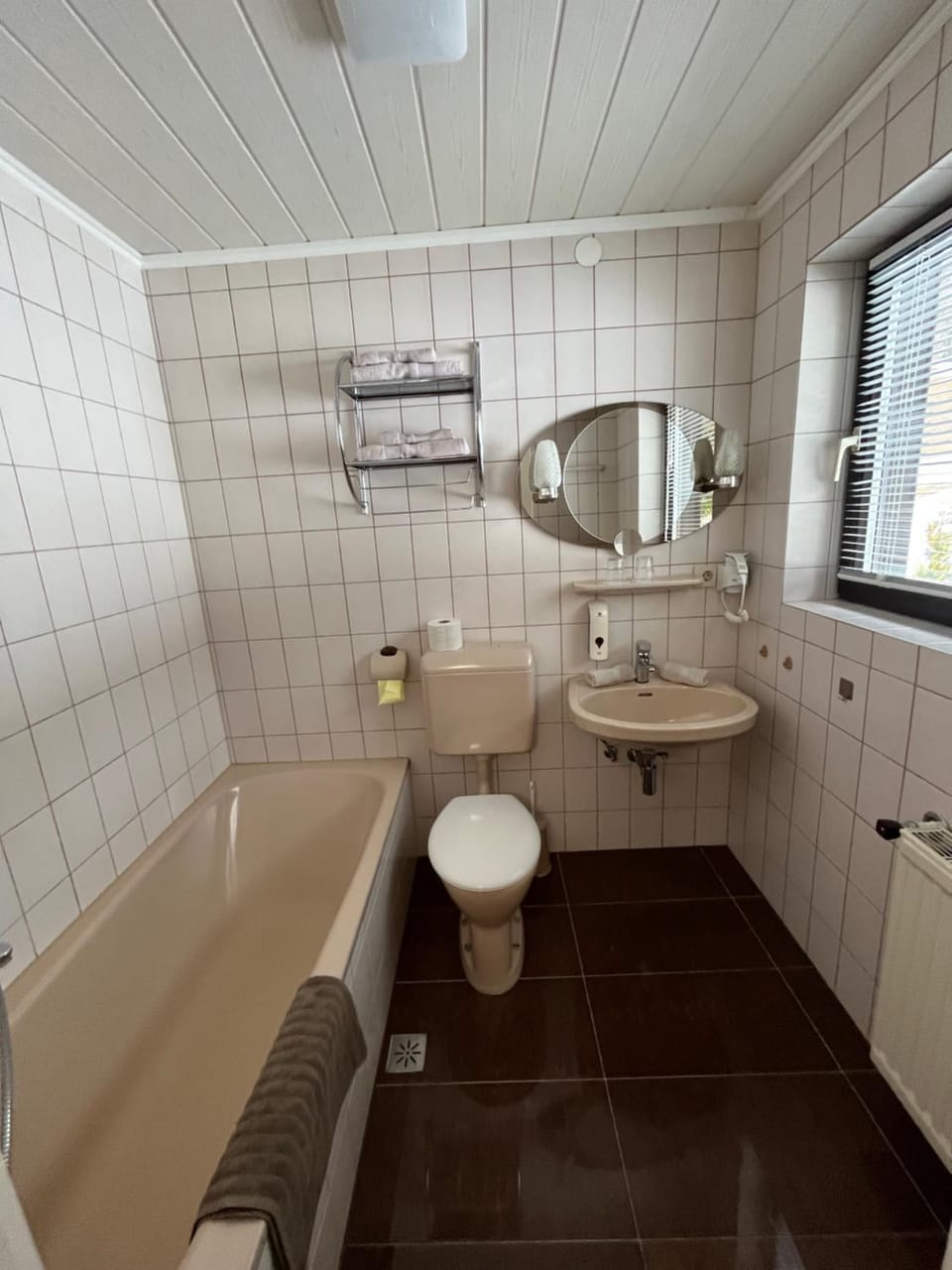 Bathroom, Bath, bidet, towels