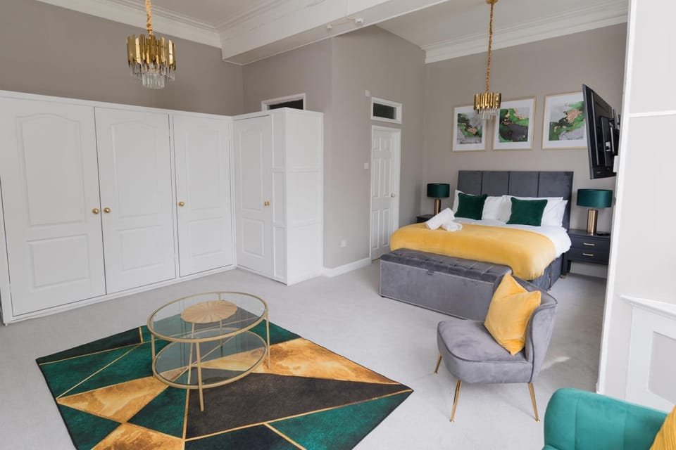 Bed, Living room, Seating area, Bedroom, wardrobe