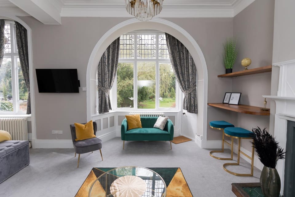 TV and multimedia, Living room, Photo of the whole room, Seating area, Bedroom