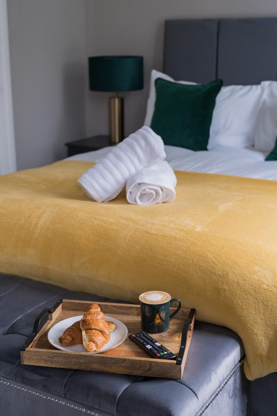 Bed, Bedroom, towels