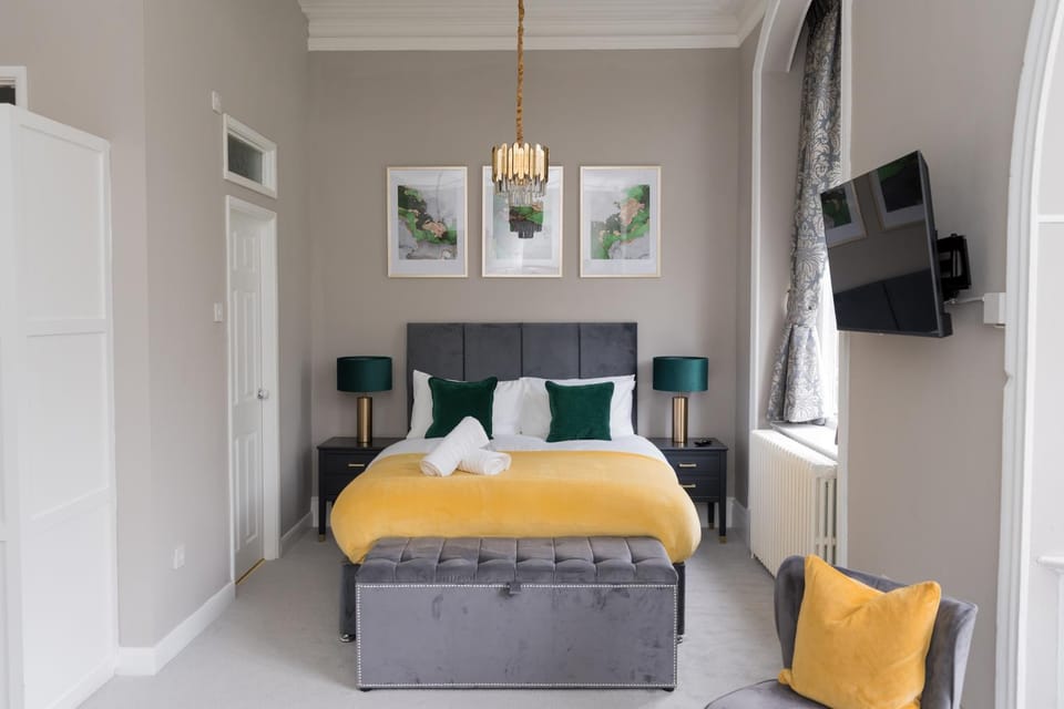 Bed, TV and multimedia, Seating area, Bedroom, towels