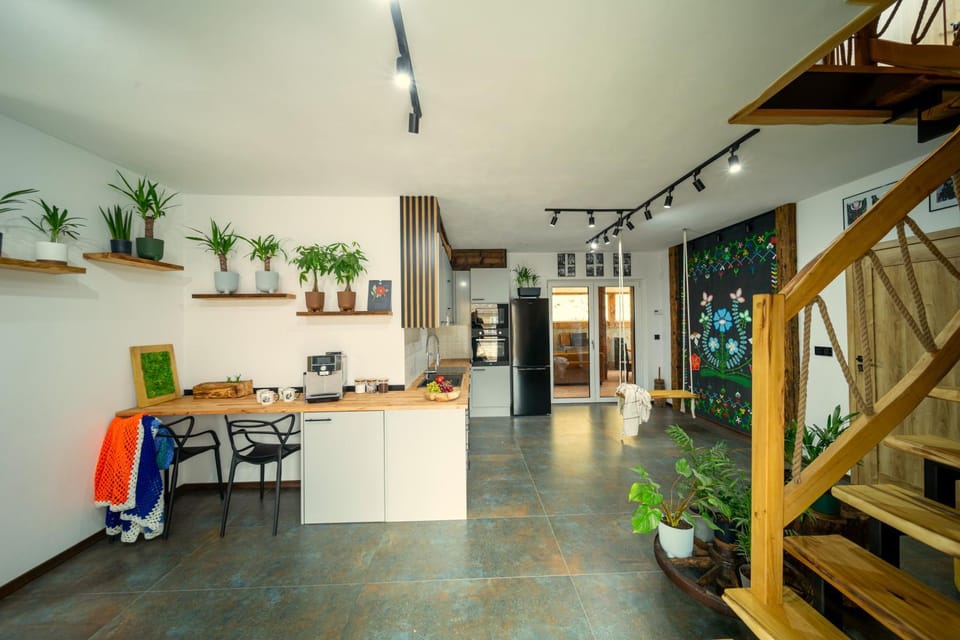 Kitchen or kitchenette, Internal: Not applicable to any particular room
