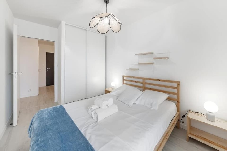 Bed, Photo of the whole room, Bedroom, towels, wardrobe