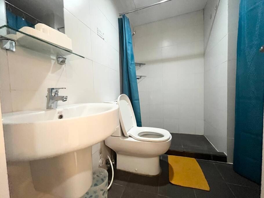 KL Tower Studio Near Greenbelt Makati Apartment in Pasay