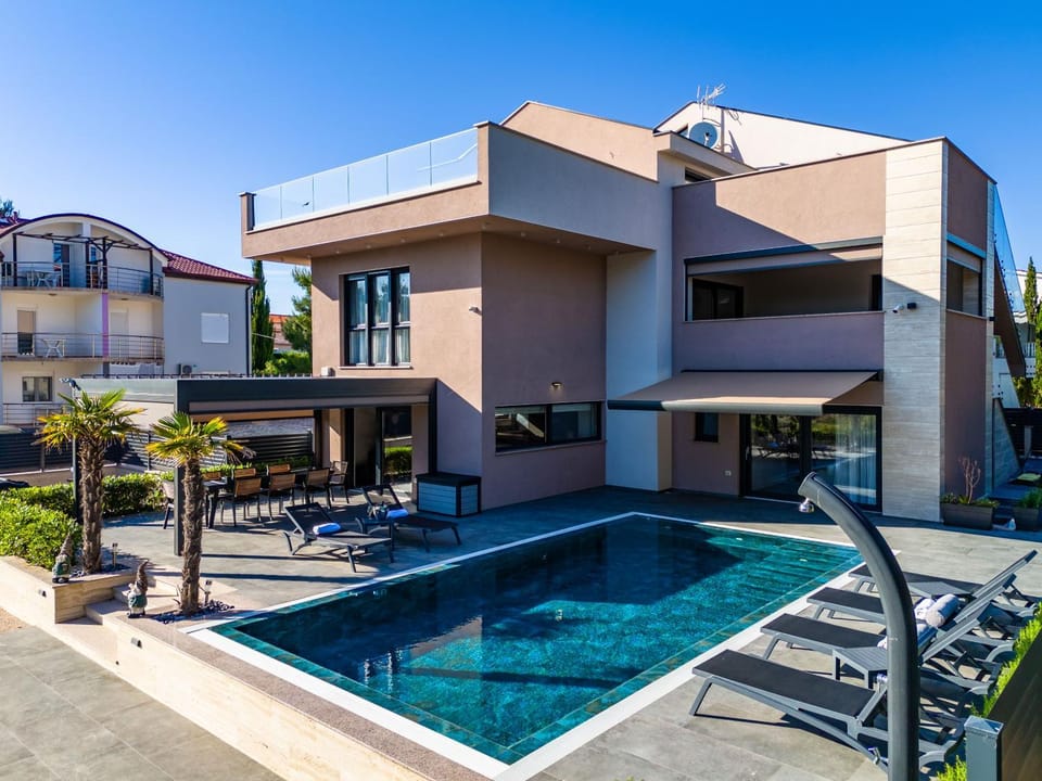 Property building, Patio, Day, Pool view, sunbed