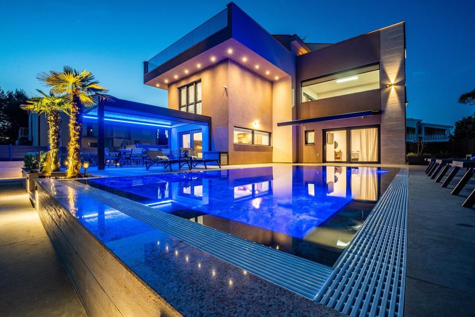 Property building, Pool view, Swimming pool, sunbed