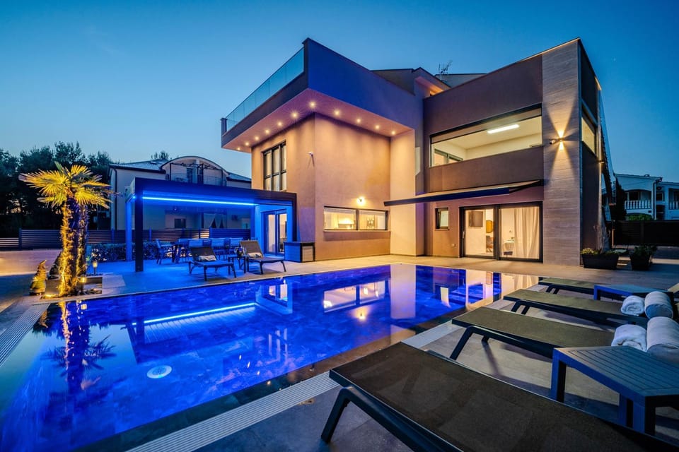 Property building, Patio, Pool view, Swimming pool, sunbed