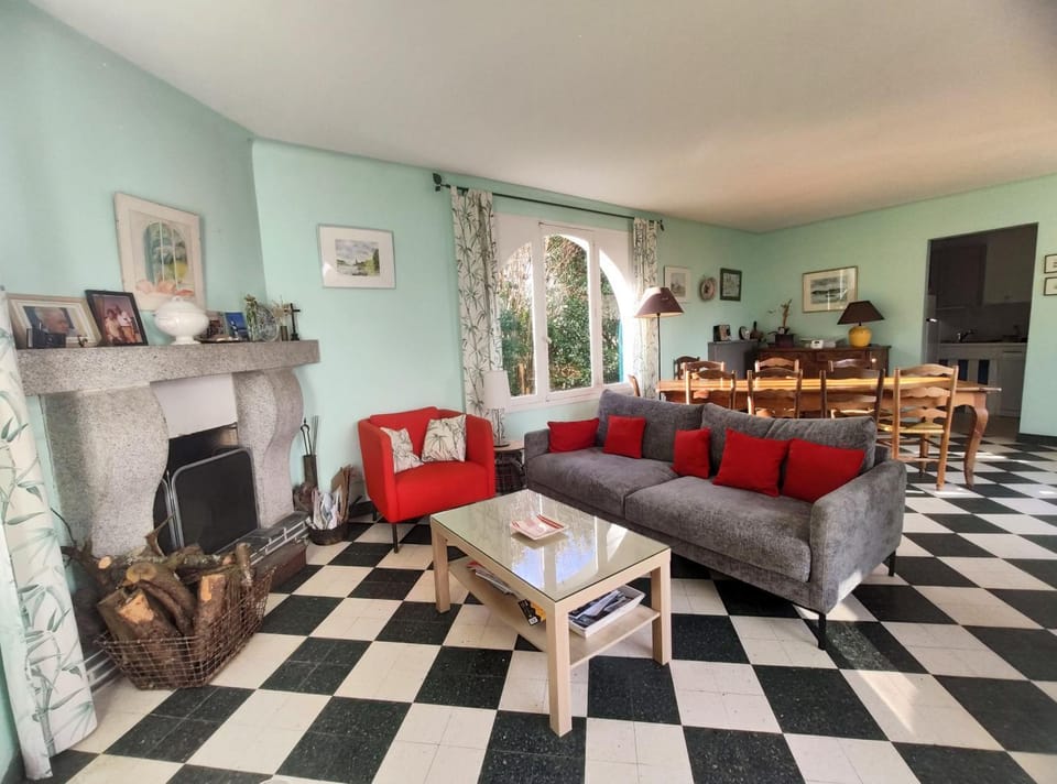Communal lounge/ TV room, Spring, TV and multimedia, Living room, Seating area, Garden view, fireplace, heating, internet