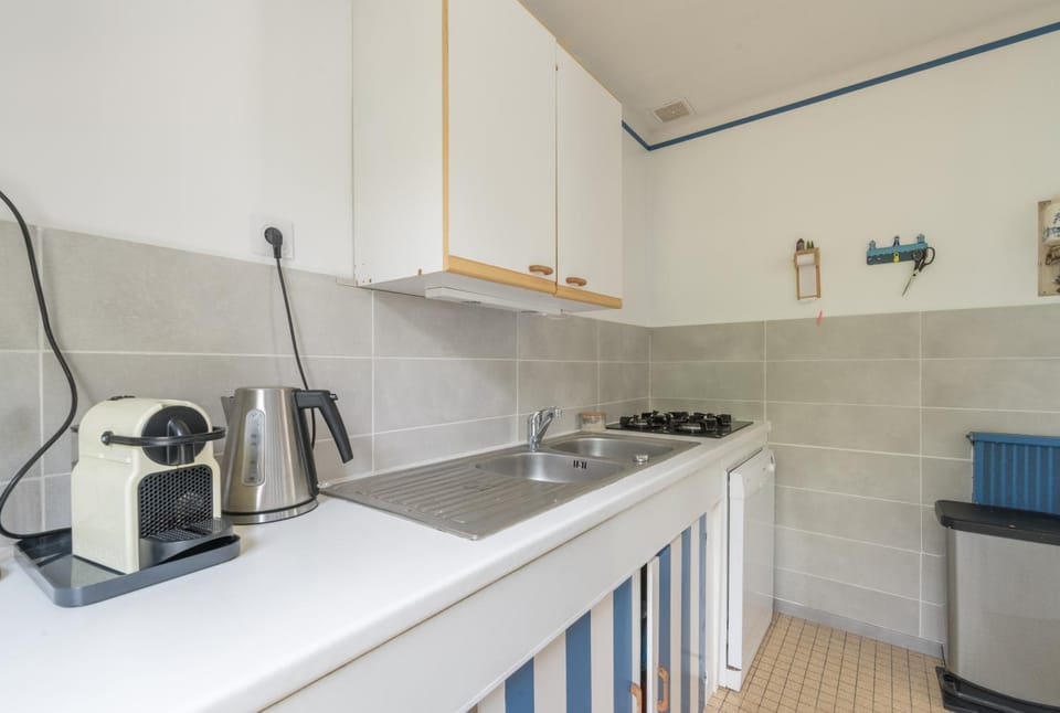 Coffee/tea facilities, Kitchen or kitchenette, oven, stove, toaster