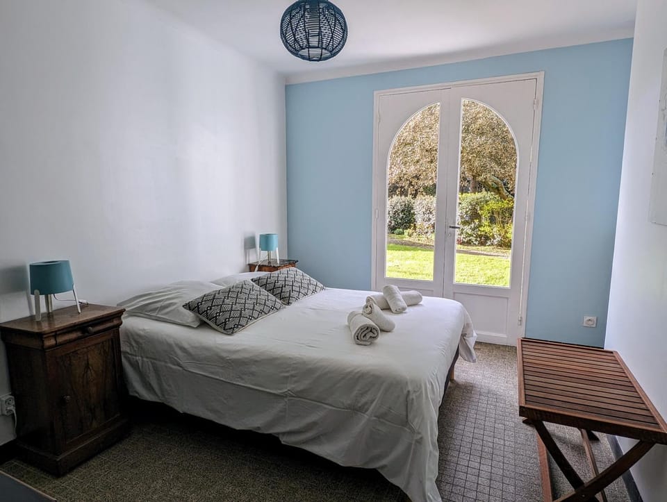Bed, Photo of the whole room, Bedroom, Garden view, towels