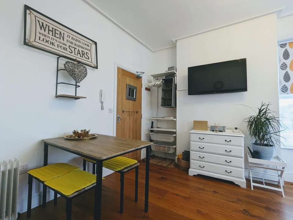 TV and multimedia, Living room, Seating area, Dining area, Evening entertainment, hair dresser