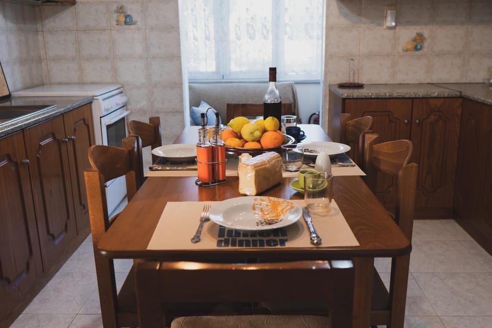 Kitchen or kitchenette, Dining area