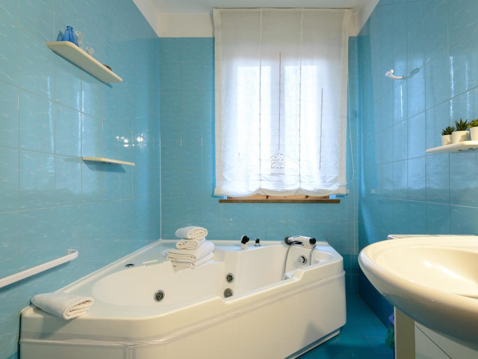 Hot Tub, Bathroom, Bath, towels