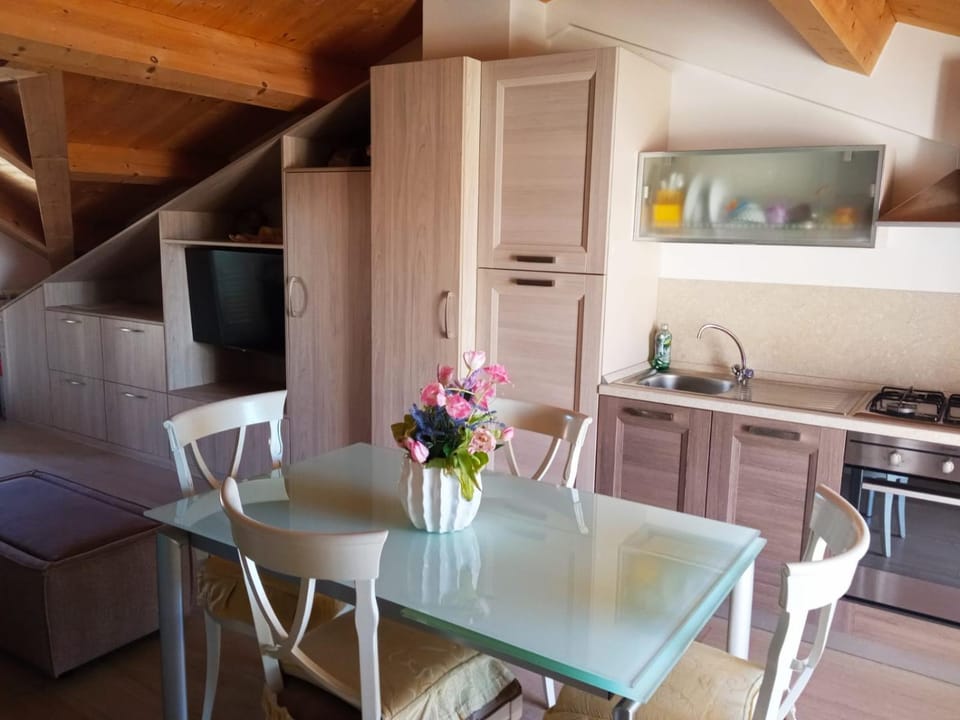 Kitchen or kitchenette, Dining area