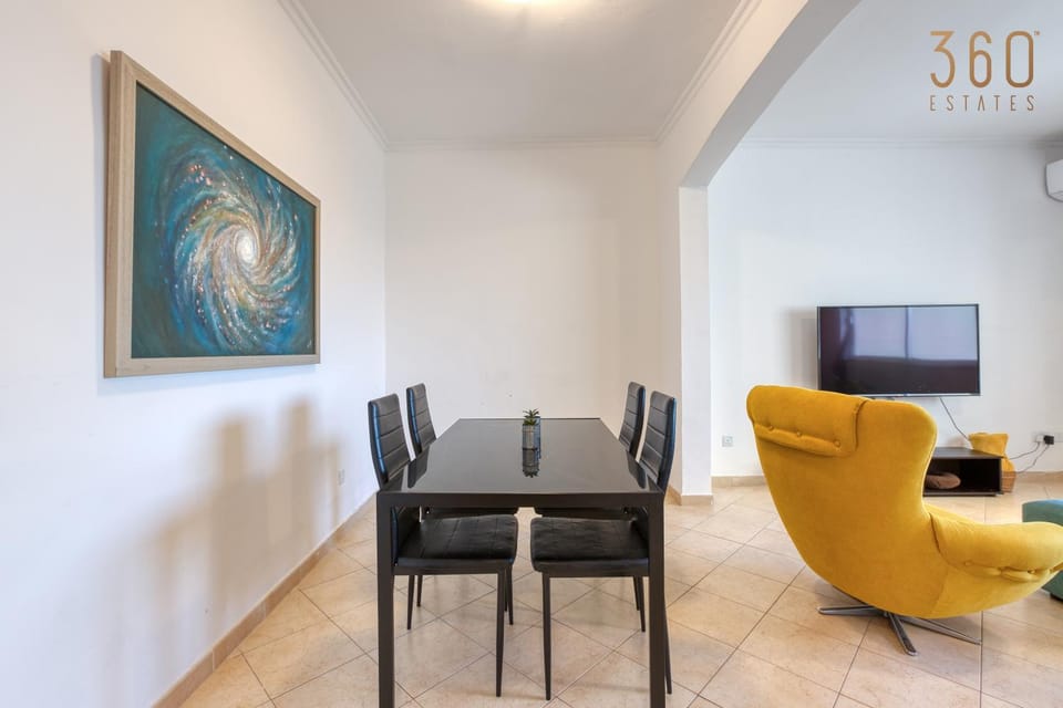 Communal lounge/ TV room, TV and multimedia, Living room, Seating area, Dining area, Evening entertainment