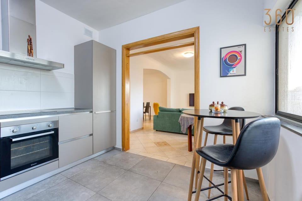 Kitchen or kitchenette, Living room, Seating area, Dining area, minibar, oven, pet friendly, stove