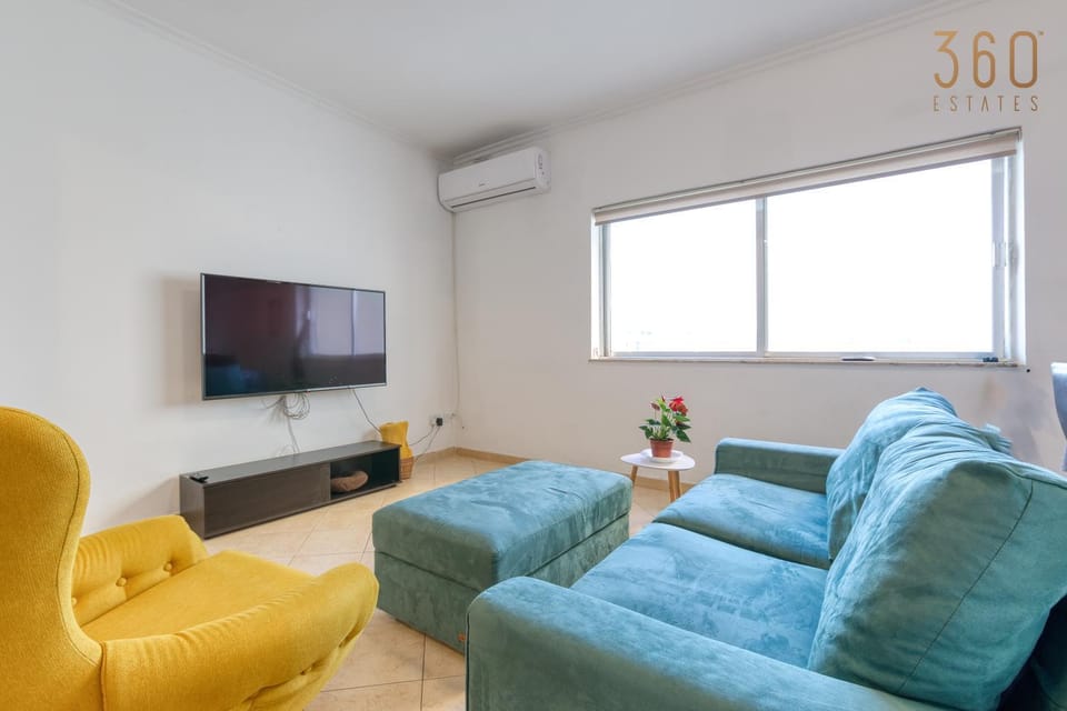 Communal lounge/ TV room, TV and multimedia, Living room, Seating area, Evening entertainment, air conditioner
