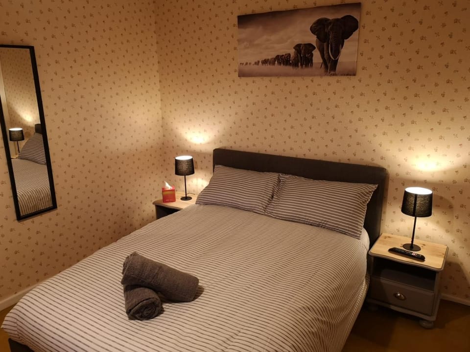 Bed, Photo of the whole room, Bedroom, towels