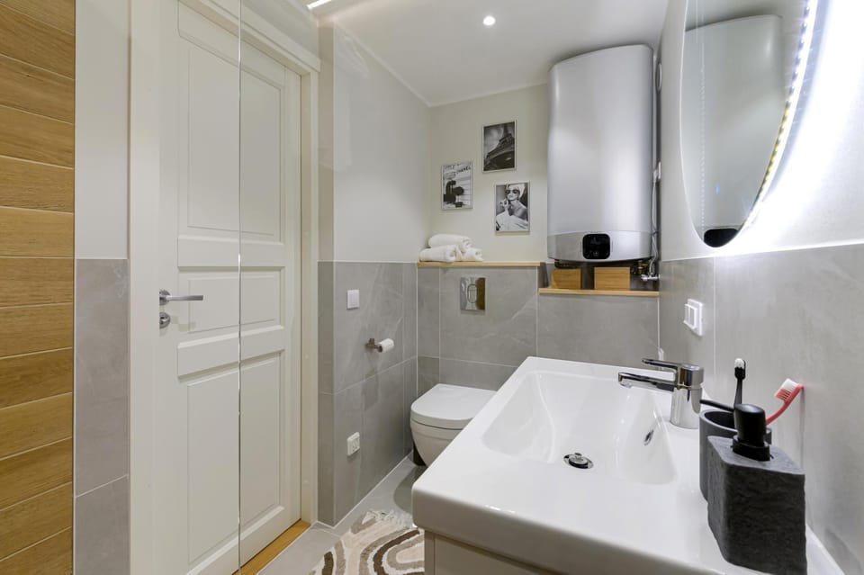 Bathroom, Photo of the whole room