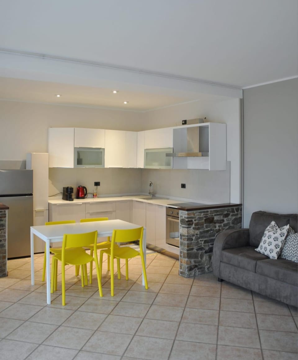 Kitchen or kitchenette, Internal: Not applicable to any particular room