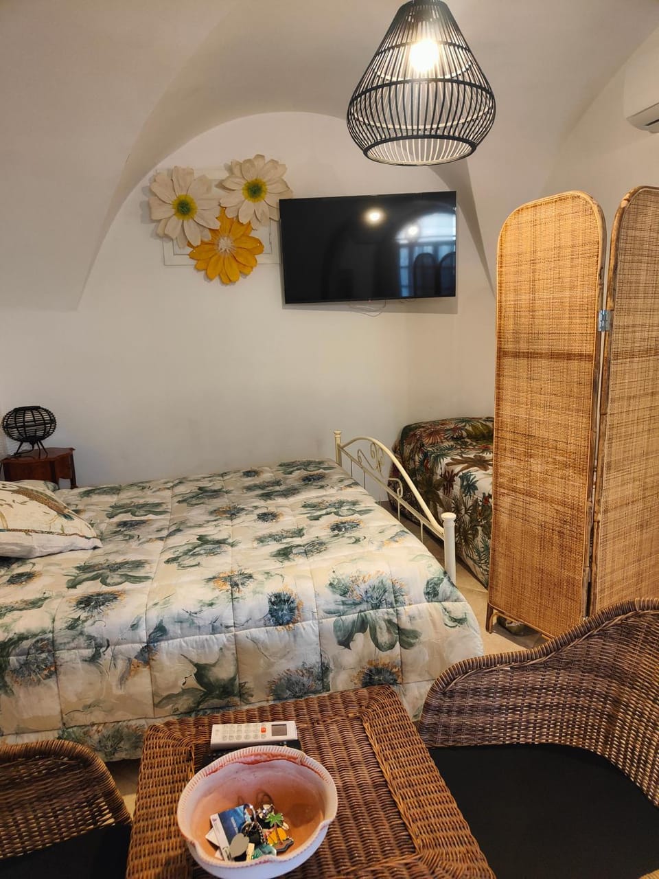 Bed, TV and multimedia, Photo of the whole room