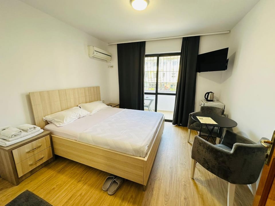 Bed, TV and multimedia, Photo of the whole room, Seating area, Bedroom, air conditioner