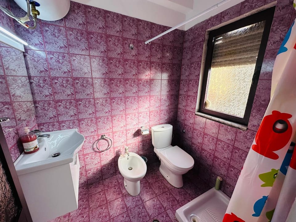 Shower, Toilet, Bathroom, Bath, bidet, towels
