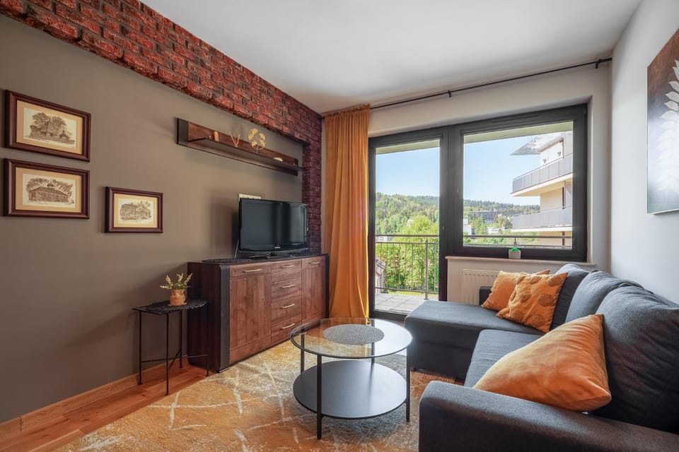 Natural landscape, TV and multimedia, Living room, Seating area