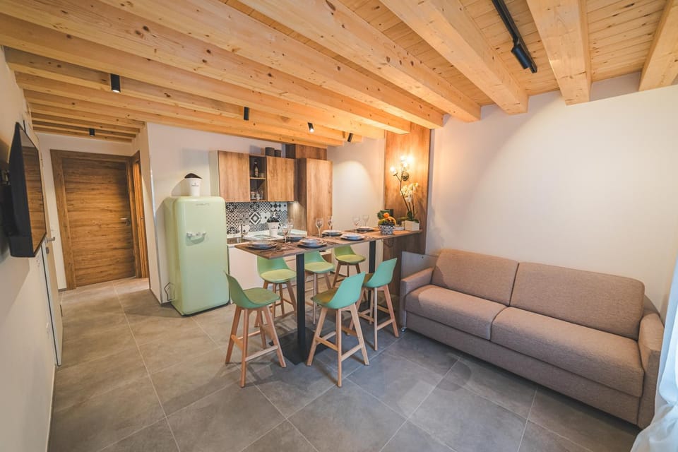 Kitchen or kitchenette, Seating area, Dining area, minibar, pet friendly, stove