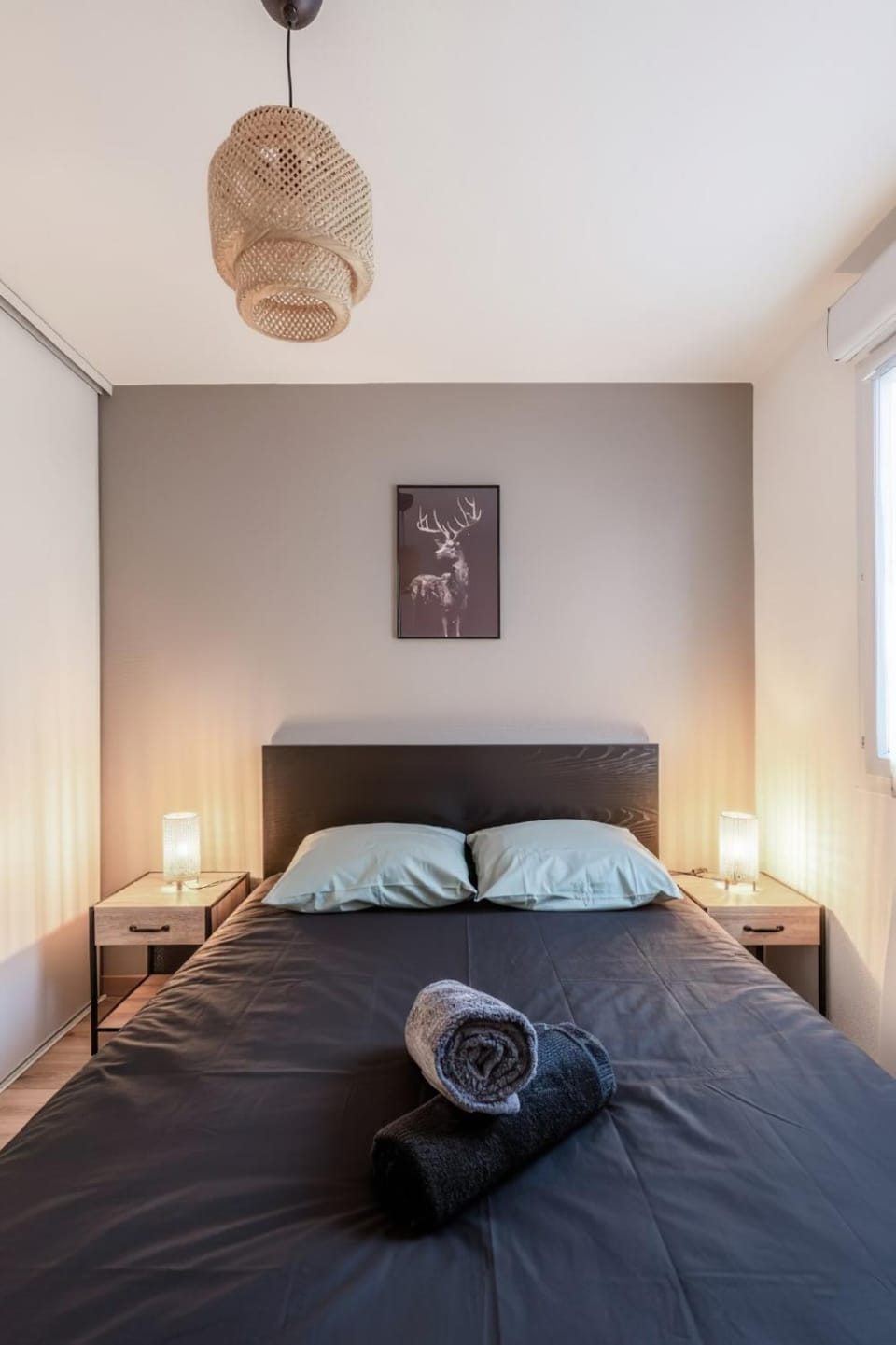 Bed, Bedroom, towels