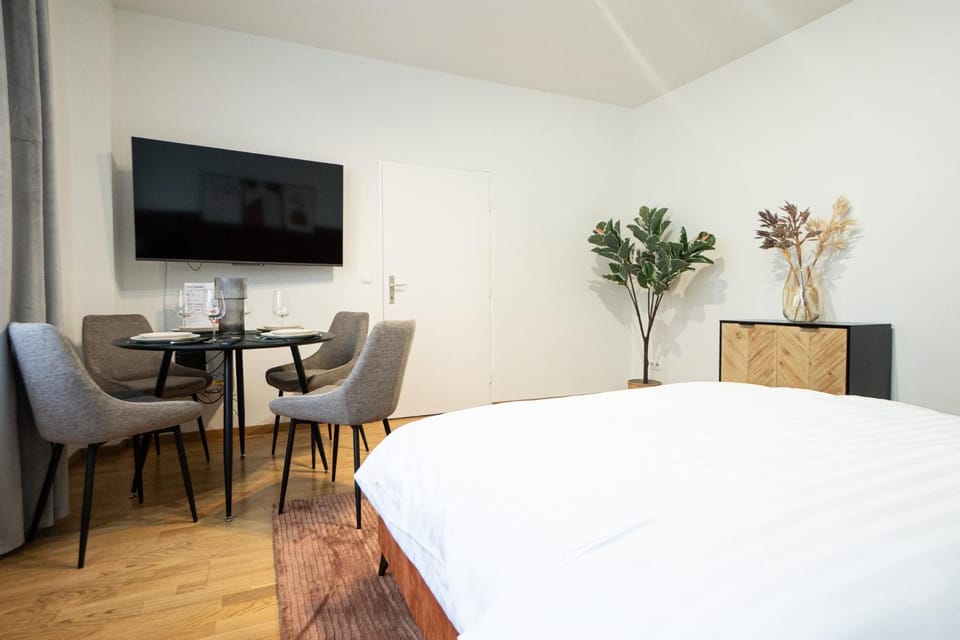 Bed, TV and multimedia, Photo of the whole room, Dining area, Bedroom