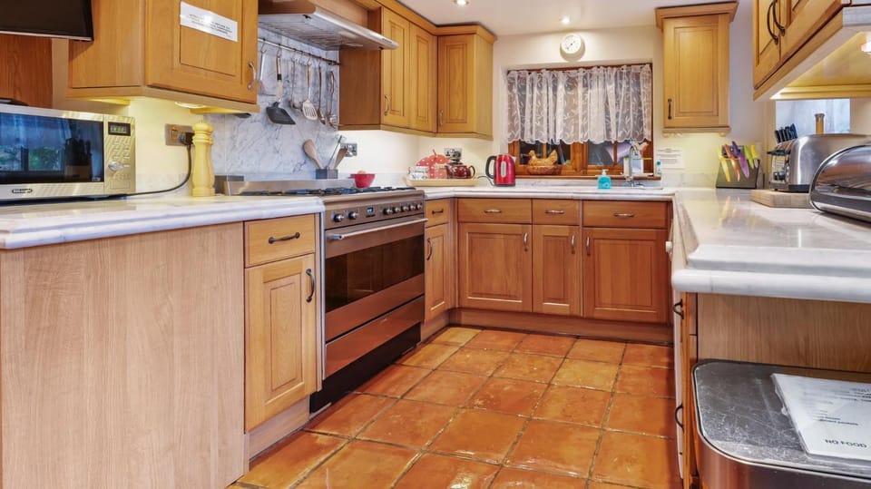 Kitchen or kitchenette, dishwasher, stove