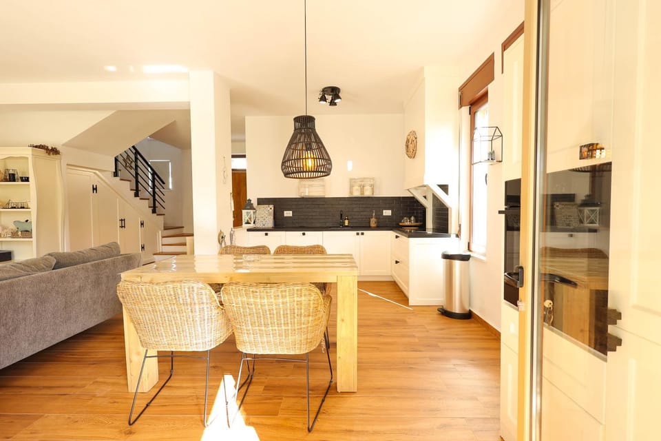 TV and multimedia, Kitchen or kitchenette, Living room, Seating area, Dining area