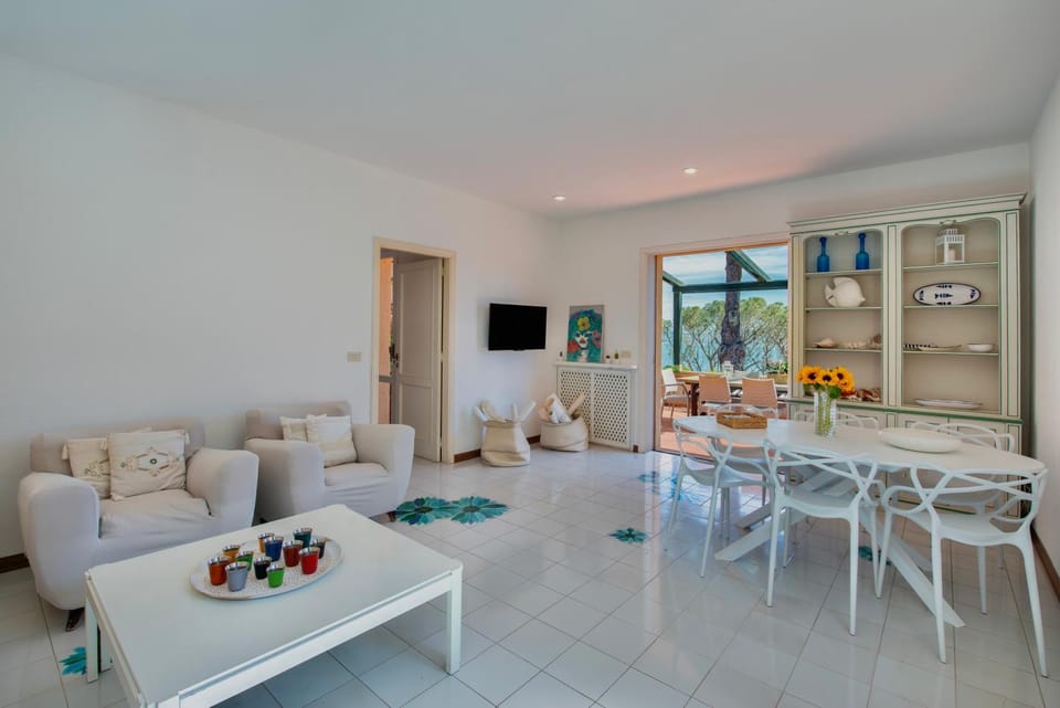 Communal lounge/ TV room, TV and multimedia, Living room, Seating area, Dining area, Evening entertainment