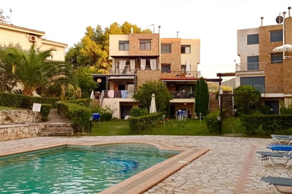 Property building, Garden, Swimming pool