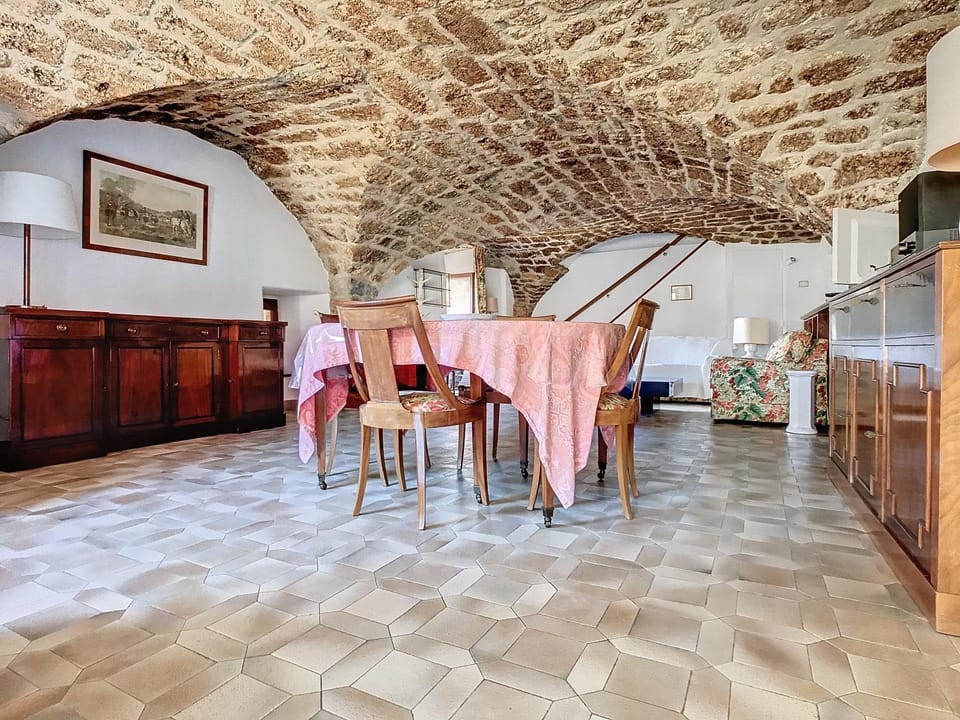 Authenticité, jardin, terrasse et vue House in Auvergne-Rhône-Alpes