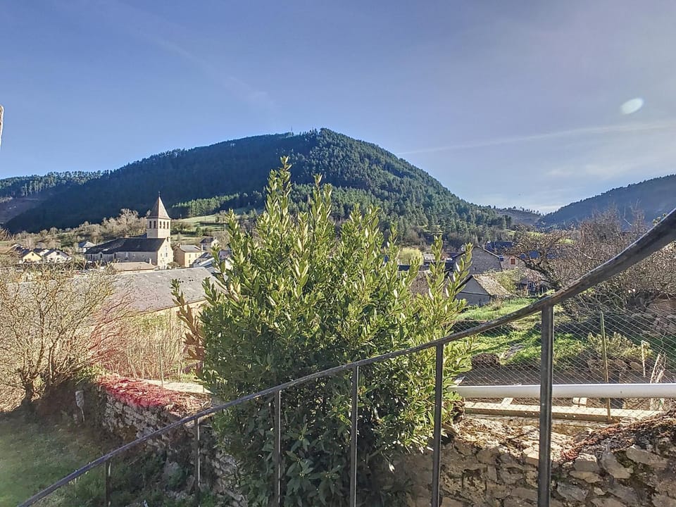 Authenticité, jardin, terrasse et vue House in Auvergne-Rhône-Alpes