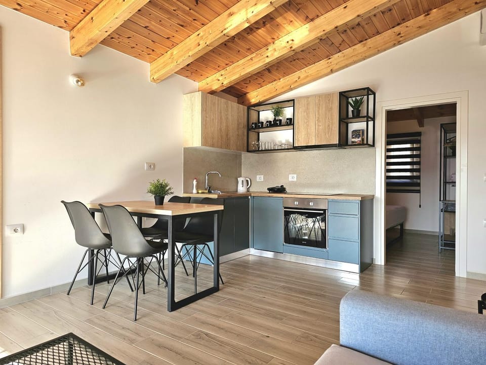 Kitchen or kitchenette, Living room, Seating area, Dining area